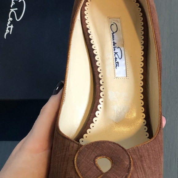 Oscar de la Renta Textured Leather Open Toe Pumps - Picture 3 of 8